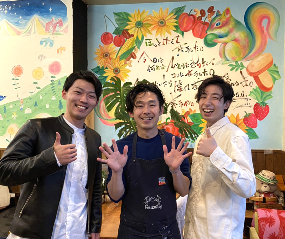 カフェ好きインスタグラマーyusukeさん（写真左）、マーシーさん（写真右）。店主の前田さん（写真真ん中）