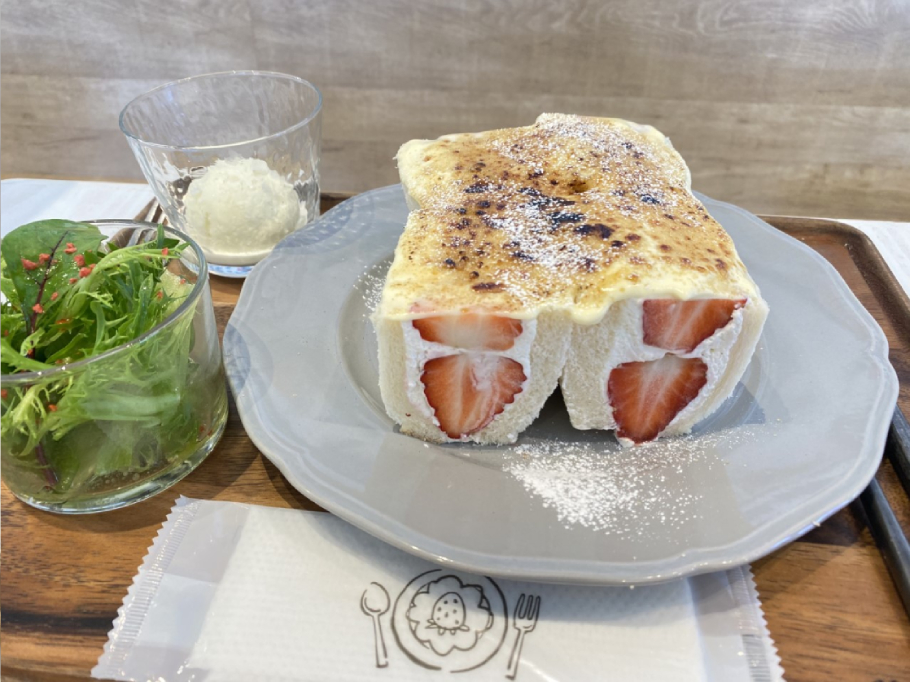 右も左もいちご！　静岡県伊豆の国市にある道の駅でイチゴの楽園「BonBonBERRY cafe」を見つけた♡