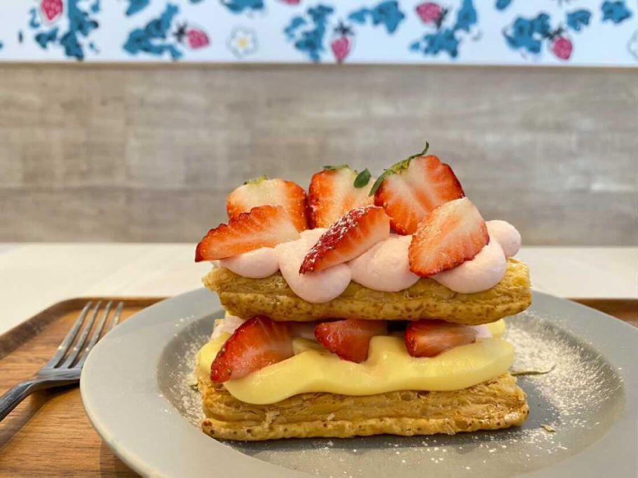 右も左もいちご！　静岡県伊豆の国市にある道の駅でイチゴの楽園「BonBonBERRY cafe」を見つけた♡