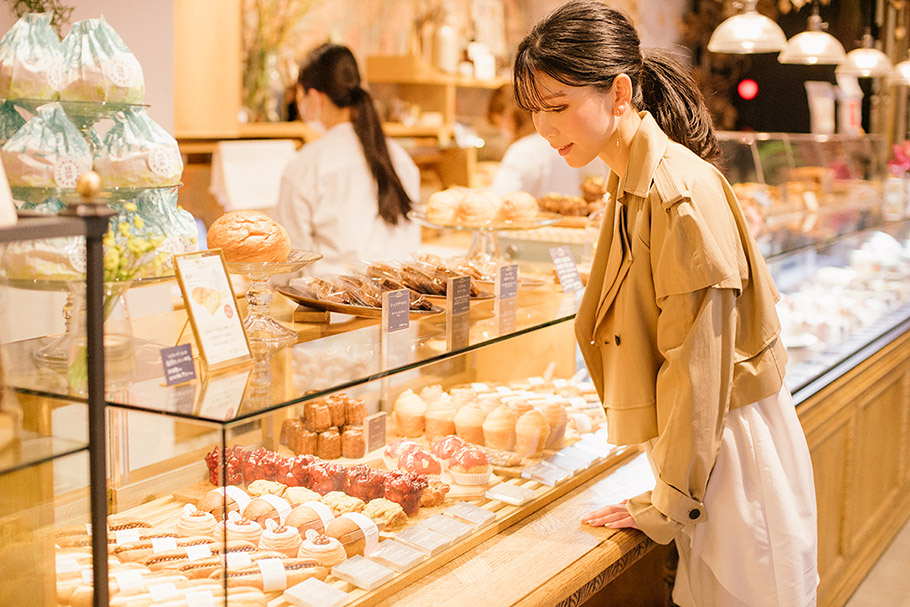 パンとお花と、彩りと 。驚きの空間、三軒茶屋「ジュウニブン ベーカリー」連載：坂本リエの働く女子の街パンvol.01