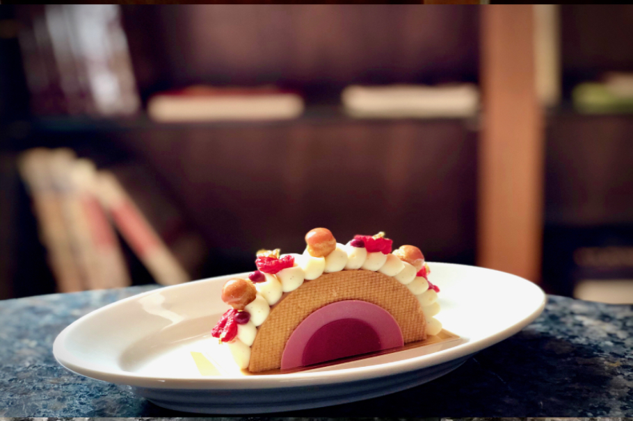 映えだけじゃない、ケーキ！？パルメザンチーズ×ルビーチョコ×苺の絶品ハーモニーに驚嘆『パークハイアット東京 ペストリーブティック』