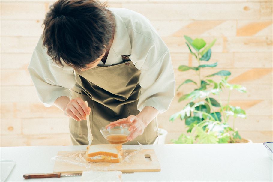 フルーツサンド王子にしむーさん×小南光司さんの男子クッキング「あぶりフルーツサンド」の作り方！