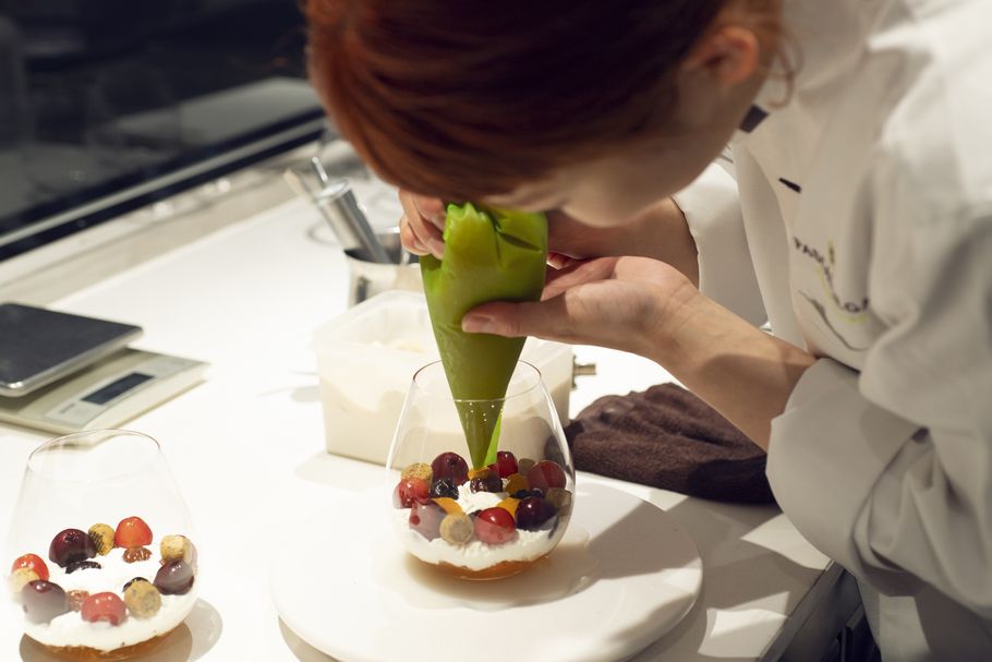 若き女性シェフが一新した“花ひらくパフェ”。繊細なチョコを崩して食べる新発想「パスカル・ル・ガック 東京」（溜池山王）