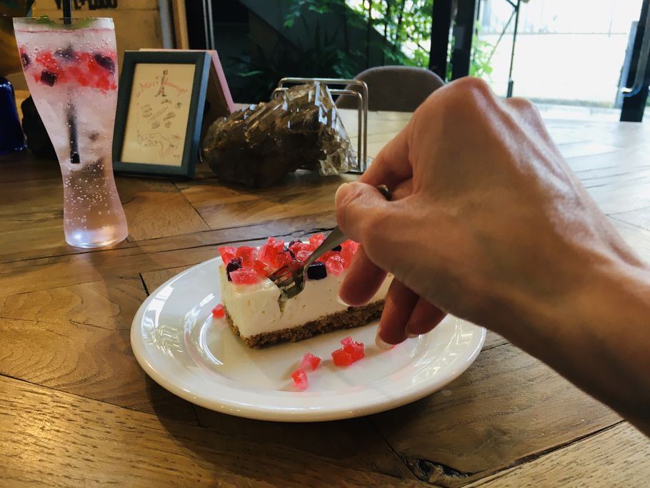 「Cafe de Lapis（カフェ　ド　ラピス）」秘密にしたくなる？！表参道の閑静な住宅街でキラキラ宝石チーズケーキ♡