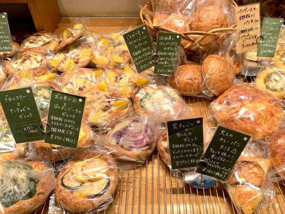 JR大阪駅改札口すぐ、大阪来たらまずはここ！どこにもない「デ トゥット パンデュース」のパン。魅力的な品揃えに圧巻すること間違いなし！