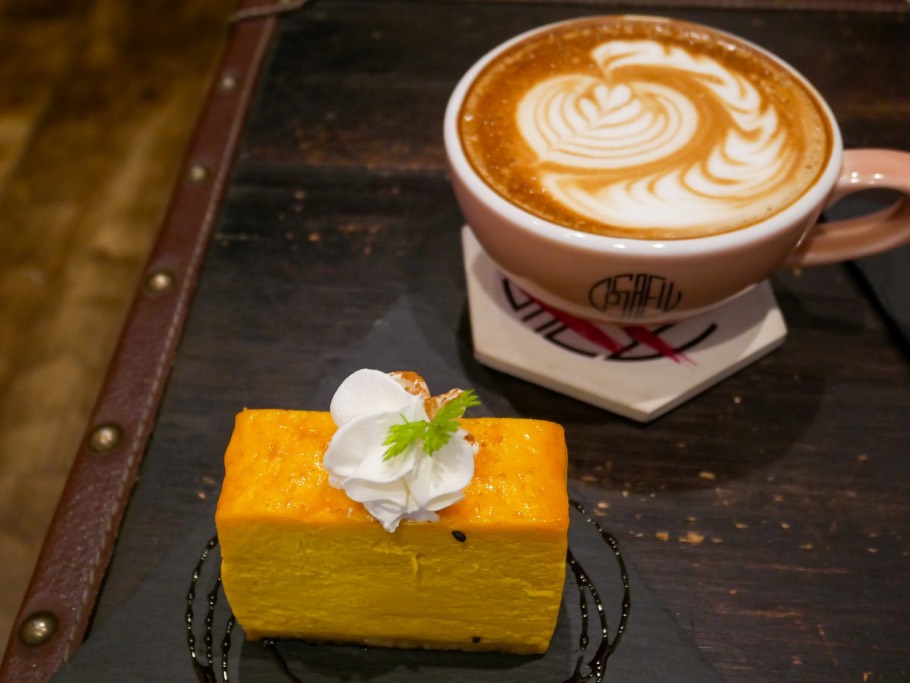 一度食べたらやみつきになる滑らかさと口溶け！バリスタが作るコーヒーに合うチーズケーキ「COSAELL　COFFEE and CHEESECAKE」(福岡市中央区春吉)