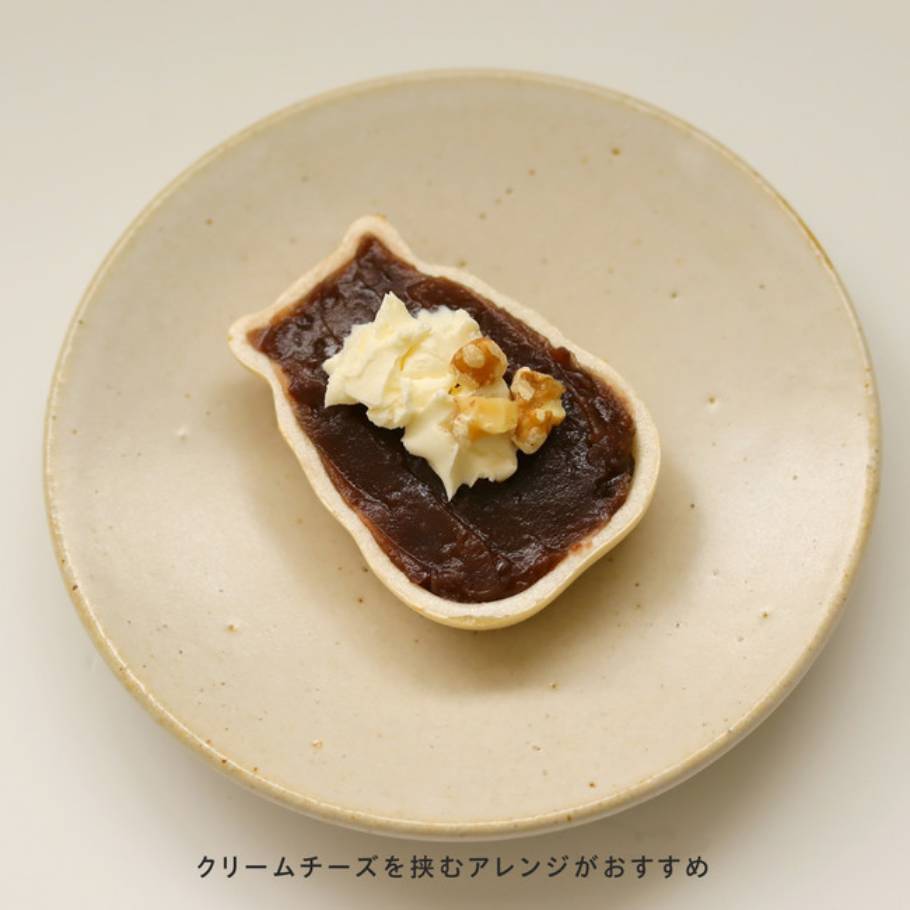 「青木光悦堂」の可愛すぎる和菓子。まんまるいフォルムのハムスターがモナカに。おなかにナッツをのせて完成！