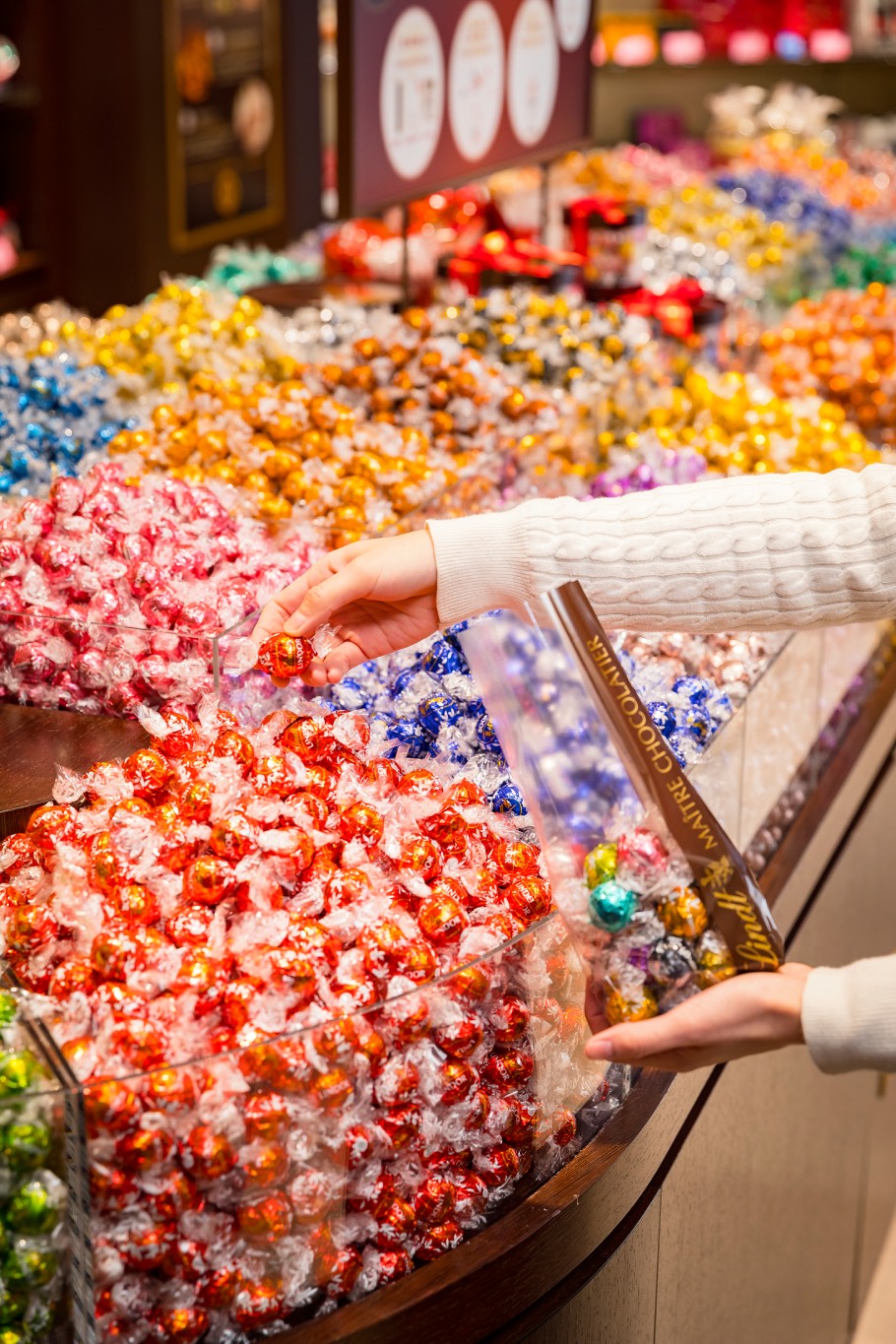 みんな大好きリンツの看板商品“リンドール”はチョコレート業界に革命！？あまり知られていない魅力を教えちゃいます！