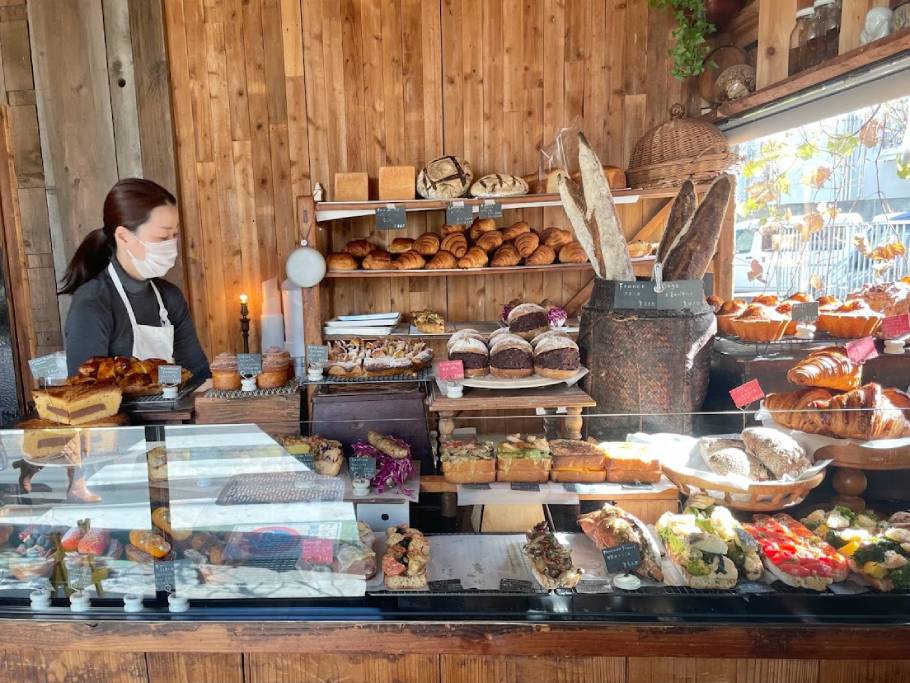 まるでパンの美術館！池ノ上「eteco bread（エテコブレッド）」に並ぶ具材たっぷりの美しいパンたちに感動