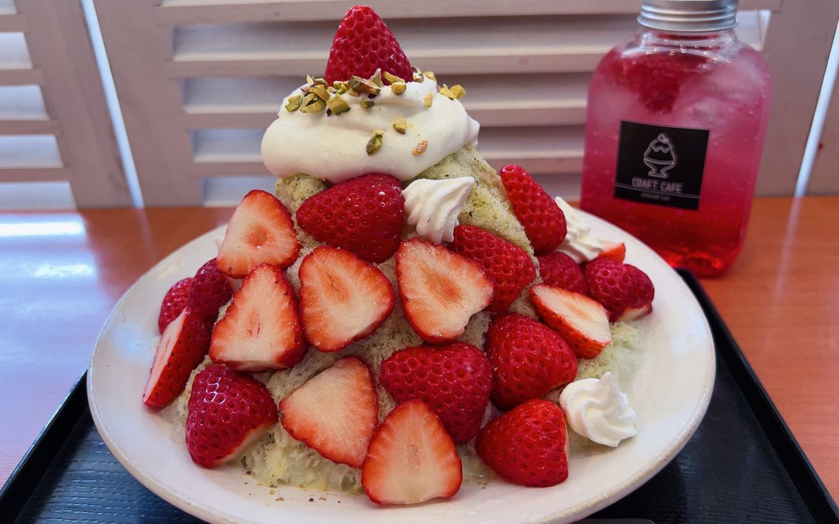 いちご盛り盛り×ピスタチオ。「クラフトカフェ」(埼玉県・さいたま市)のかき氷で手作りを味わおう