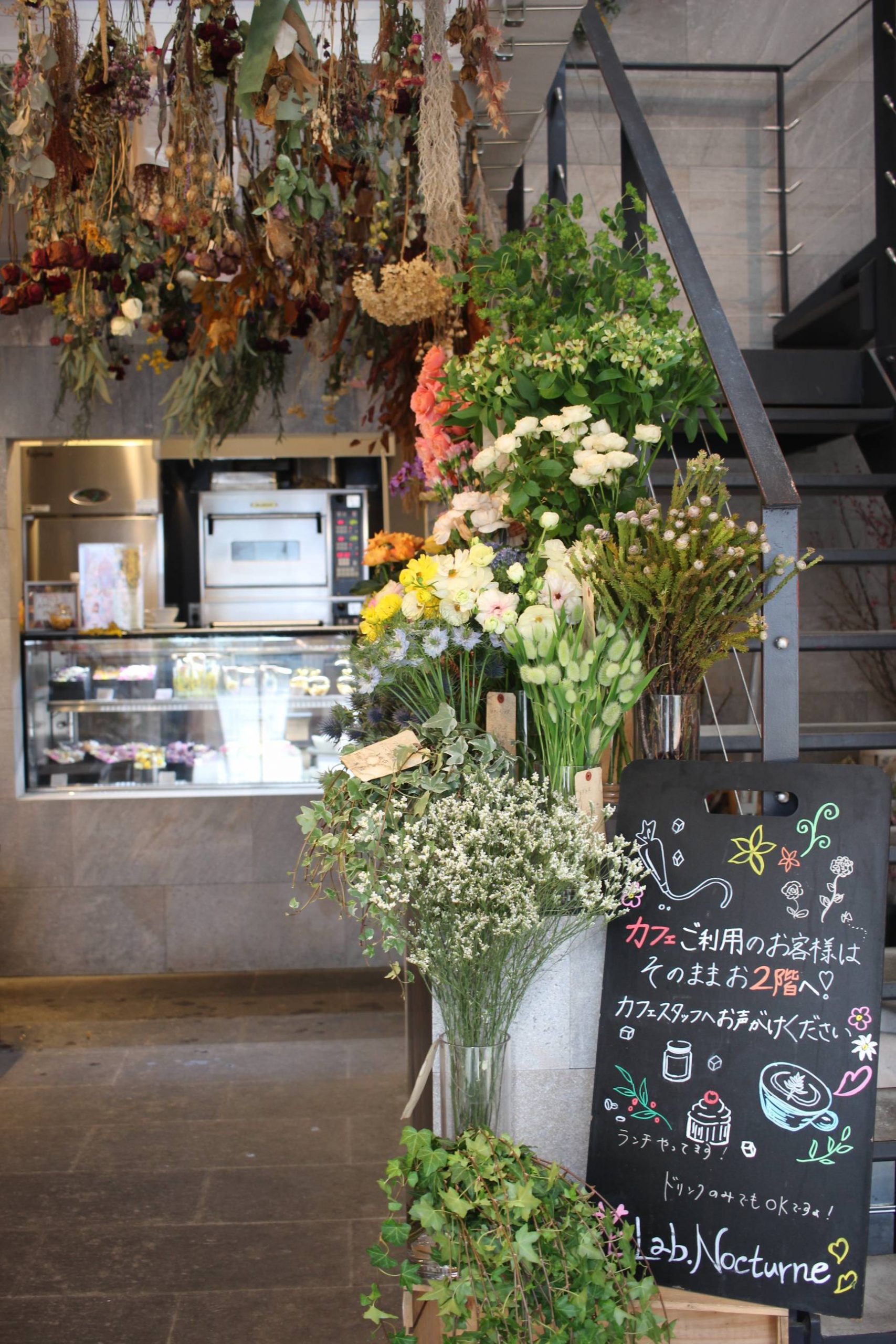 【横浜元町】女心をくすぐる！花屋カフェにある名キャロットケーキ「⁡花Lab.Nocturne」