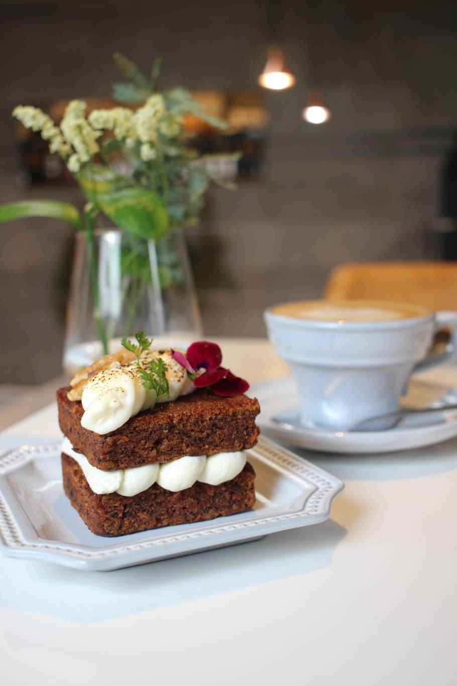 【横浜元町】女心をくすぐる！花屋カフェにある名キャロットケーキ「⁡花Lab.Nocturne」