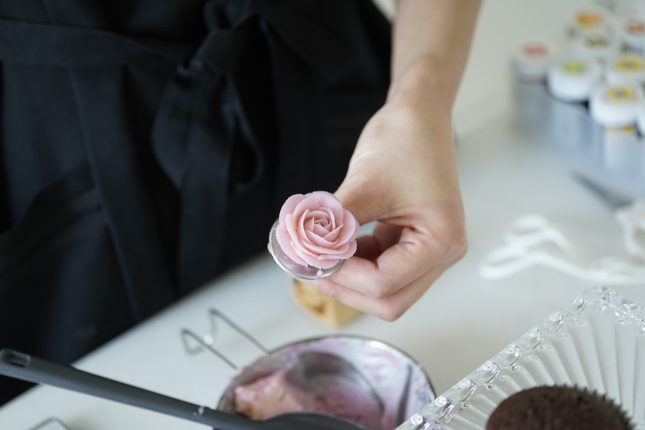 まるで本物！？超リアルな、食べられるお花のケーキ。フラワーケーキデザイナー＆講師・義山友紀さんに聞く、『フラワーケーキ』の世界