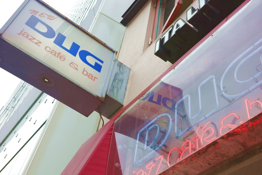 新宿の老舗Jazz喫茶『DUG(ダグ)』。いま再注目を浴びる後世に残したい“Jazz喫茶”の歴史に迫るブラウニー