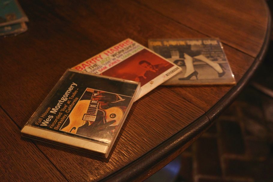新宿の老舗Jazz喫茶『DUG(ダグ)』。いま再注目を浴びる後世に残したい“Jazz喫茶”の歴史に迫るブラウニー