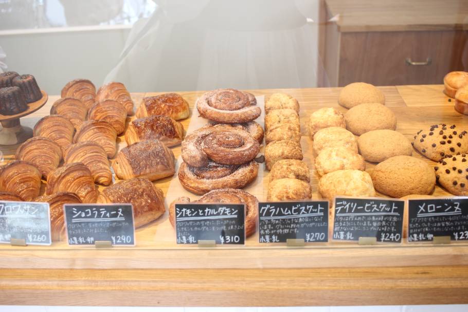 【三鷹】もちっとした食感のセミハードな高加水パンが美味！「Bakery MIDMOST」