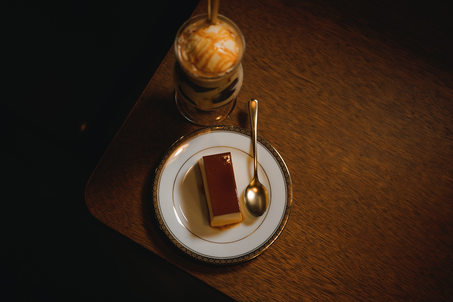 レトロと新しさが同居する渋谷の喫茶店「喫茶サテラ」。この夏を楽しみたい定番のかためプリンとコーヒーゼリーフロート