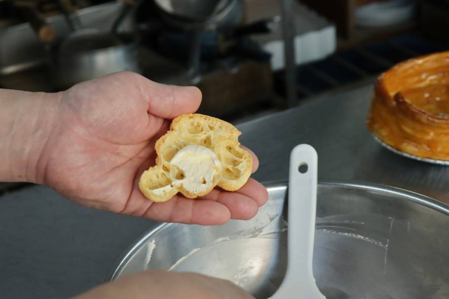 いまでは珍しい「欧風菓子 白鳥」（東京・中板橋）のスワンシュークリーム。時代を超えて愛される味