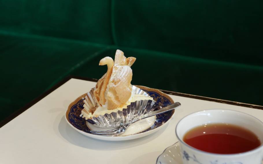 いまでは珍しい「欧風菓子 白鳥」（東京・中板橋）のスワンシュークリーム。時代を超えて愛される味