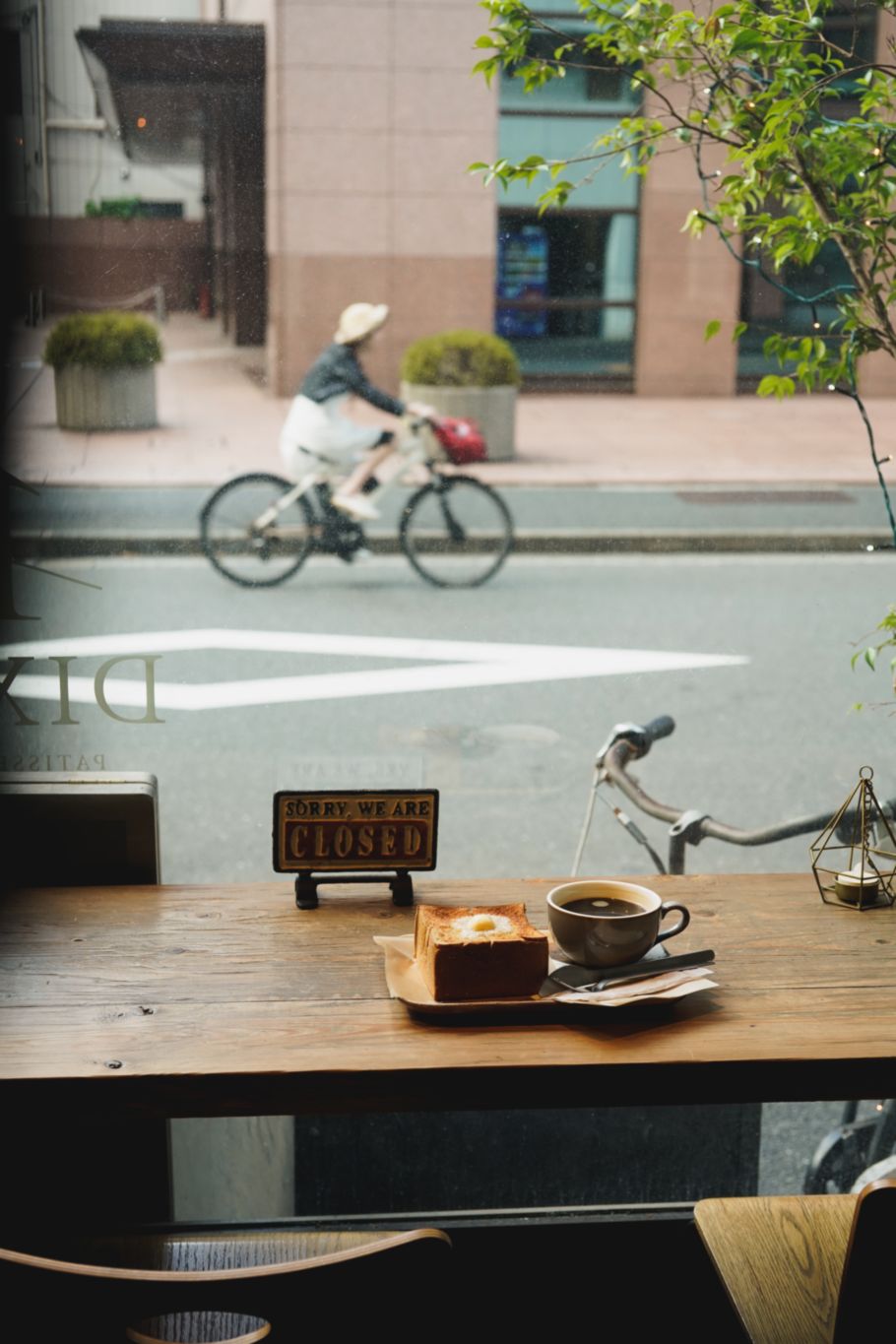 「DIXANS 水道橋」連日人気、黒糖のトーストにじゅわっとバターを染み込ませて♡　最高のケーキとコーヒーと共に