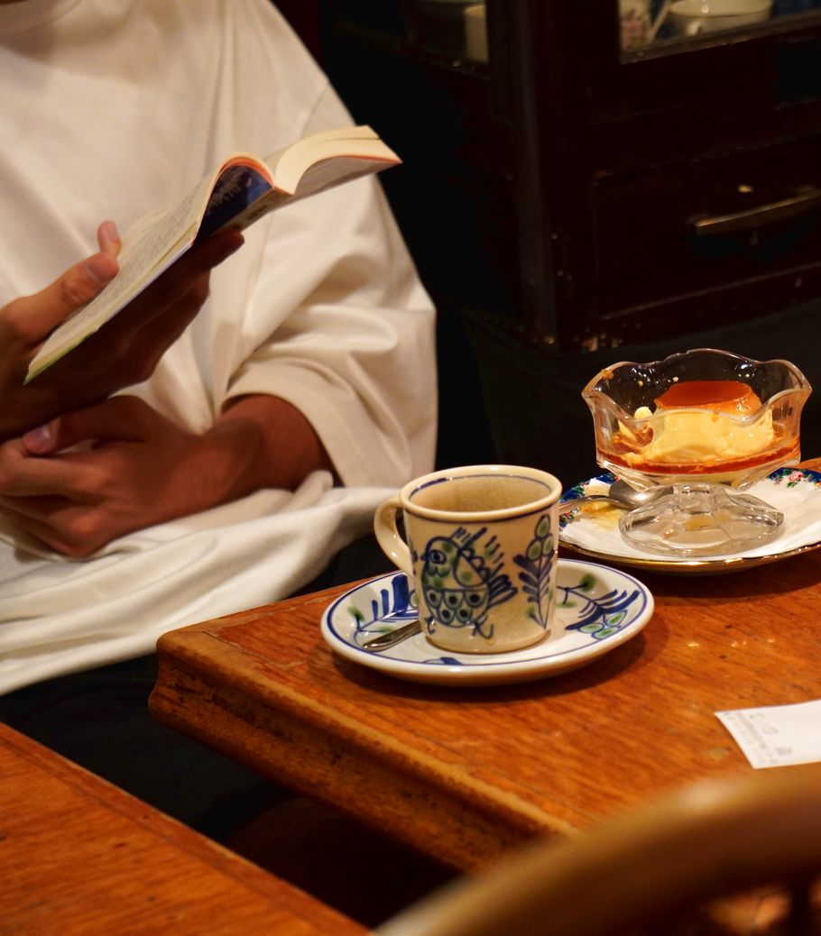 高円寺の人気喫茶『七つ森』で、ザ・レトロなプリンと身体に優しいカレーを味わう