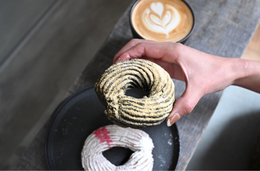 「農業はかっこいい」を伝えたい━ブドウ農家が京都で挑戦！話題のNEWカフェ「Sticks Coffee」（烏丸御池）で可愛いドーナツ型チュロスが登場
