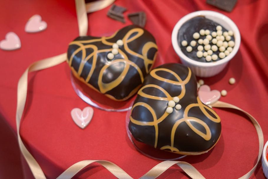 クリスピー・クリーム・ドー ナツの2026年バレンタイン。 “可愛い”から“大人のショコ ラ”へ進化した贅沢ドーナツ