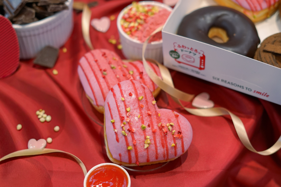 クリスピー・クリーム・ドー ナツの2026年バレンタイン。 “可愛い”から“大人のショコ ラ”へ進化した贅沢ドーナツ