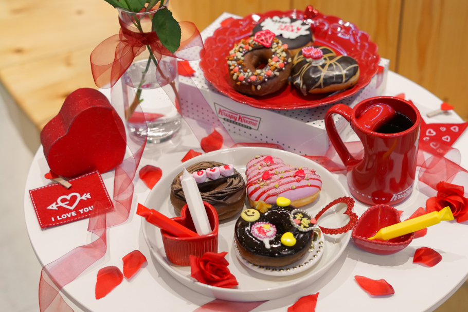 クリスピー・クリーム・ドー ナツの2026年バレンタイン。 “可愛い”から“大人のショコ ラ”へ進化した贅沢ドーナツ