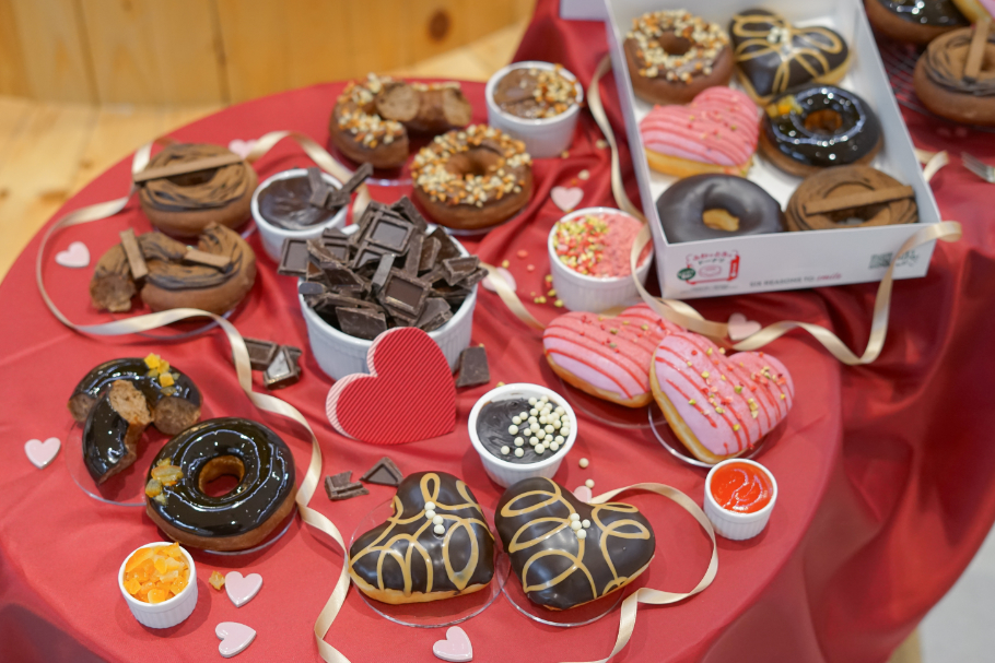 クリスピー・クリーム・ドー ナツの2026年バレンタイン。 “可愛い”から“大人のショコ ラ”へ進化した贅沢ドーナツ