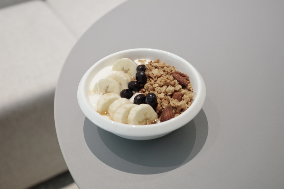 東京・丸の内に新たなカフェスポット。サステナブルなコーヒーとお菓子を味わう「imperfect MARUNOUCHI ROASTERY」