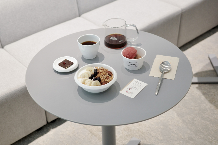 東京・丸の内に新たなカフェスポット。サステナブルなコーヒーとお菓子を味わう「imperfect MARUNOUCHI ROASTERY」