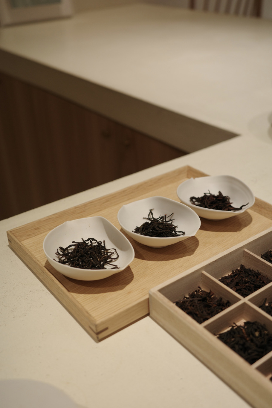こんなにも違う? 和紅茶専門店「KAGUWA」(神楽坂)で楽しむ、季節の和菓子と香り豊かな一杯