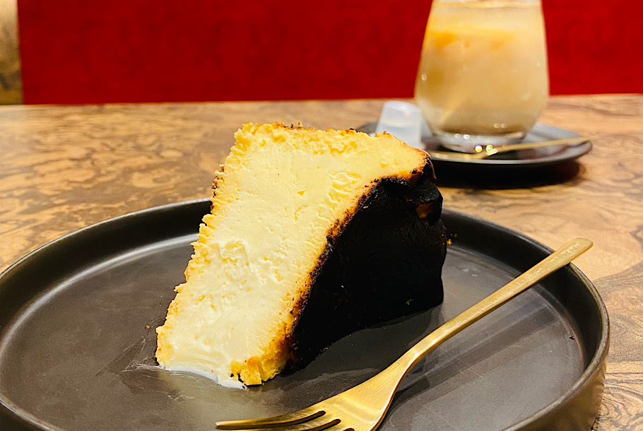 赤羽を愛する地域密着カフェ&BAR「FeRna」の「Ferna’sチーズケーキ」とは？