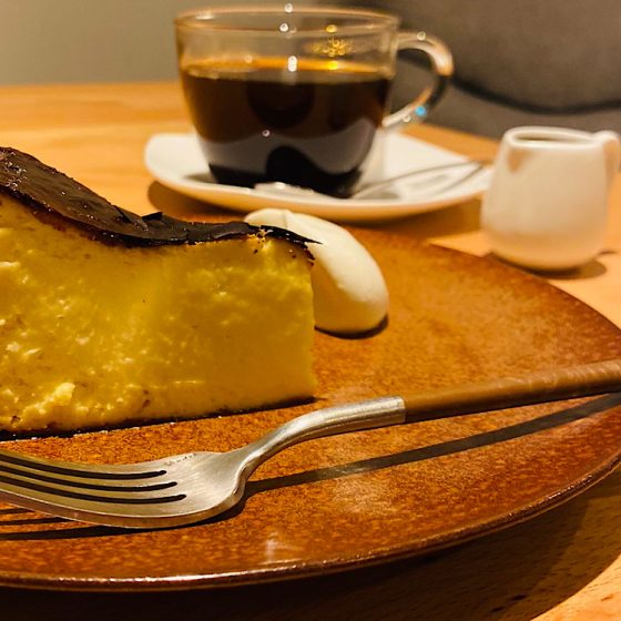 生ハム専門店がおくる、新宿御苑前「イベリ家」チーズケーキ×ワインソースのマリアージュ。フレンチシェフ監修大人な濃厚バスクチーズケーキ！！