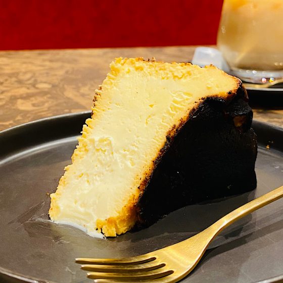 赤羽を愛する地域密着カフェ&BAR「FeRna」の「Ferna’sチーズケーキ」とは？