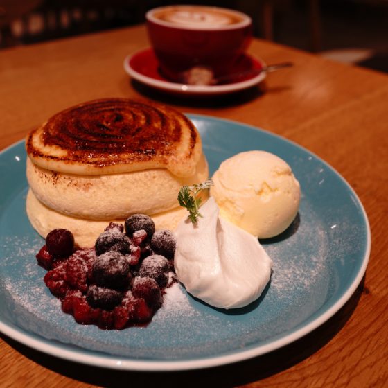 神戸旧居留地にある『YORKYS　BRUNCH』で、とろけるパンケーキを食す
