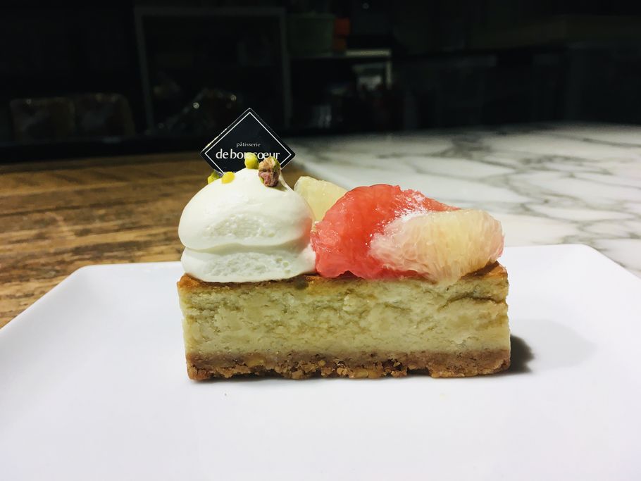 から左へ食べる？　「pâtisserie de bon cœur」シェフおすすめチーズケーキの食べ方とは？？（東京:武蔵小山）