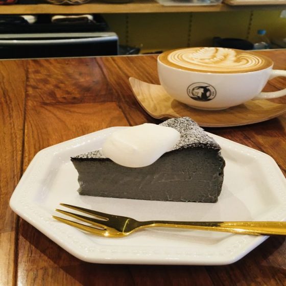 “まるで半熟？”な真っ黒いバスクチーズケーキ「Cafe1Part」の美しい絶品ラテとトロっとろバスチー（東京：江戸川橋）