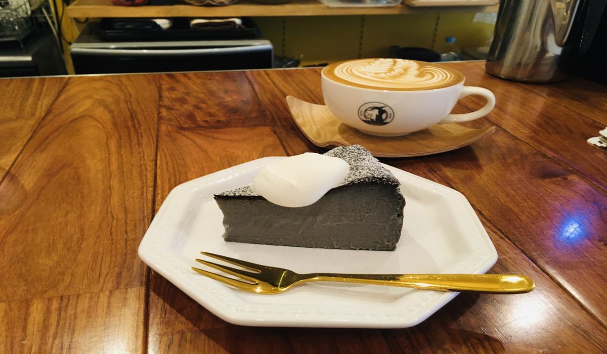 “まるで半熟？”な真っ黒いバスクチーズケーキ「Cafe1Part」の美しい絶品ラテとトロっとろバスチー（東京：江戸川橋）