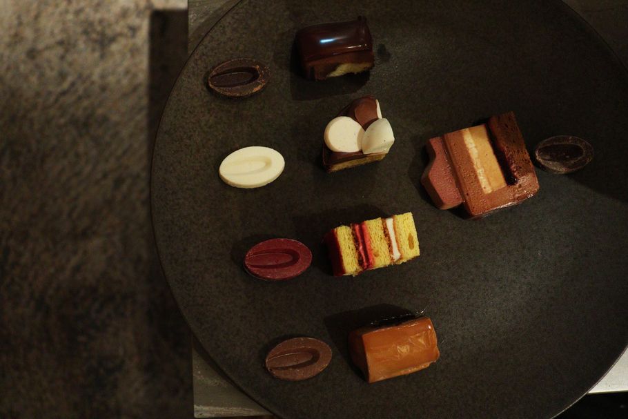 ヴァローナ社のチョコレートと一流シェフのカカオのワルツ。「ホテルインターコンチネンタル 東京ベイ」のアフタヌーンティー