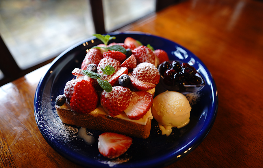 『練乳と苺のくりーむパン・バニラアイス&ベリーソース添え』　1,200円（税別） 