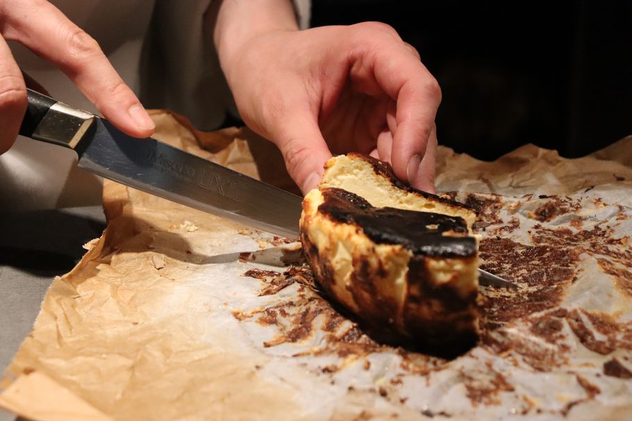 銀座のミシュラン一つ星の名店「薪焼 銀座おのでら」の薪を使ったバスクチーズケーキ