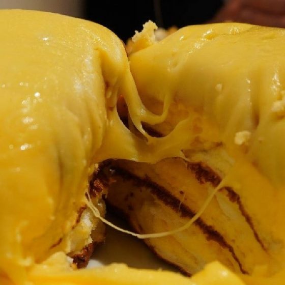 予約困難店「茶香（ちゃか）。目の前でラクレットのようにかける、絶品チーズonパンケーキ