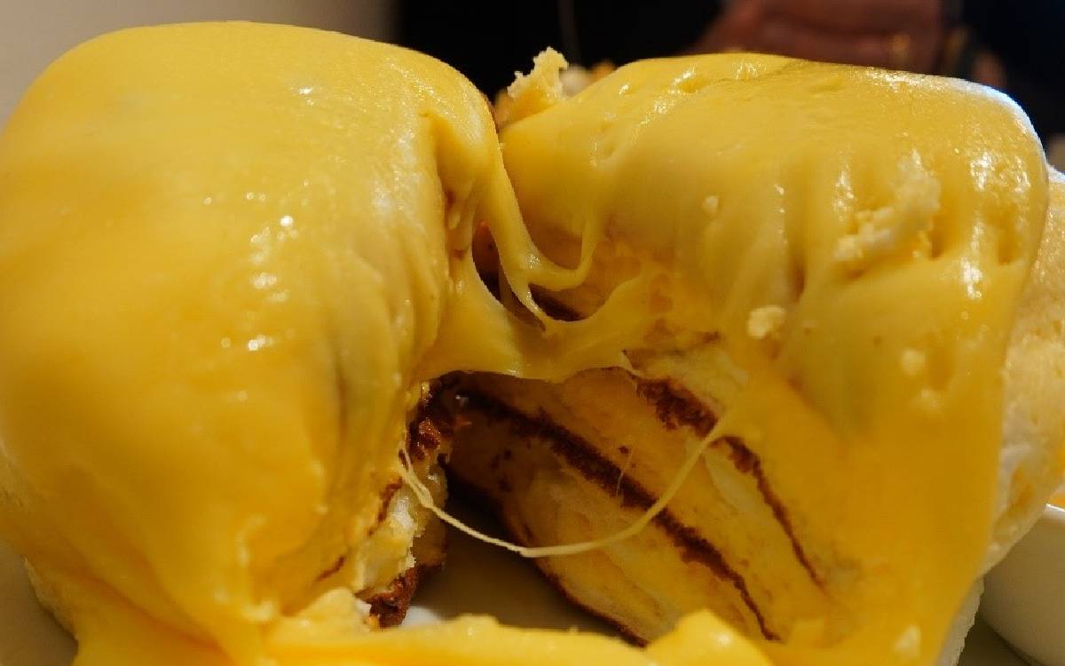 予約困難店「茶香（ちゃか）。目の前でラクレットのようにかける、絶品チーズonパンケーキ