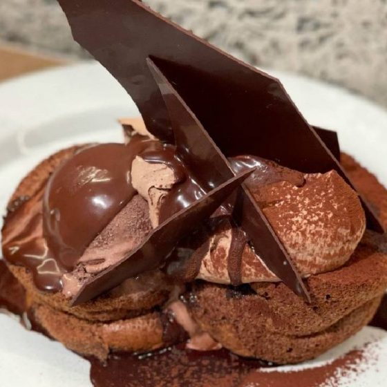 「Pâtisserie&Café DEL’IMMO 東京ミッドタウン日比谷店」の「ブラックダンディー」ショコラティエの創る本気のパンケーキ！？