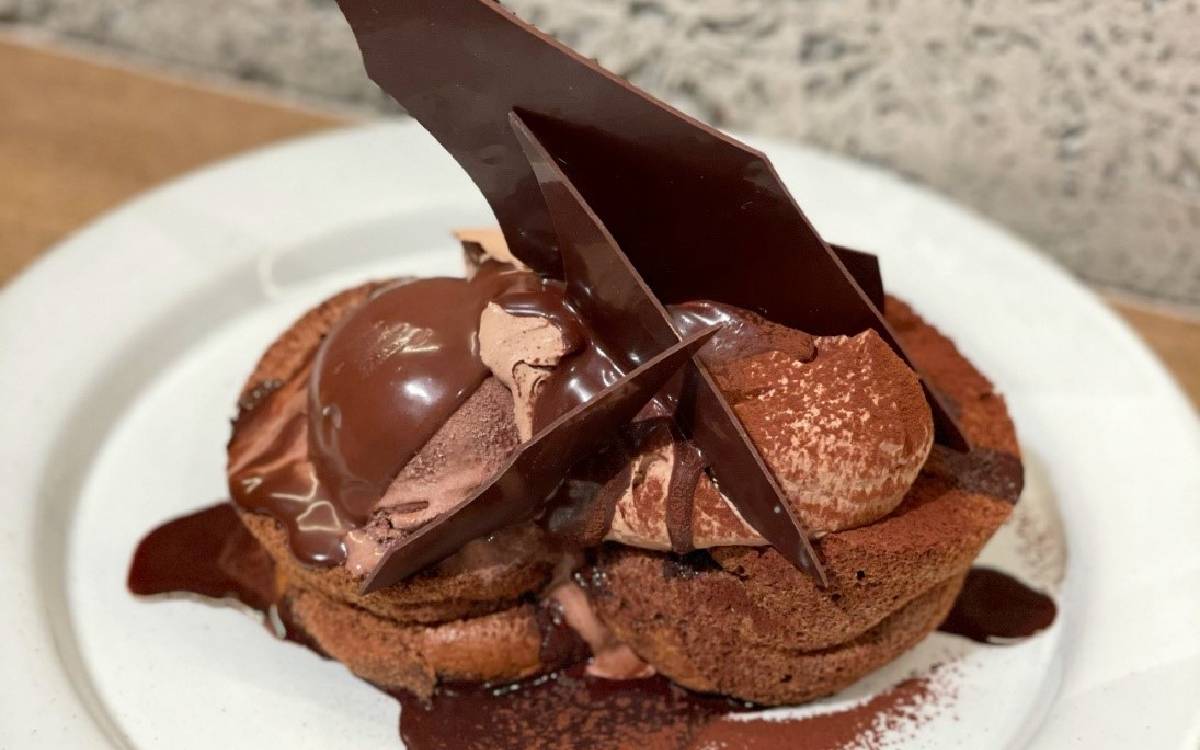 「Pâtisserie&Café DEL’IMMO 東京ミッドタウン日比谷店」の「ブラックダンディー」ショコラティエの創る本気のパンケーキ！？