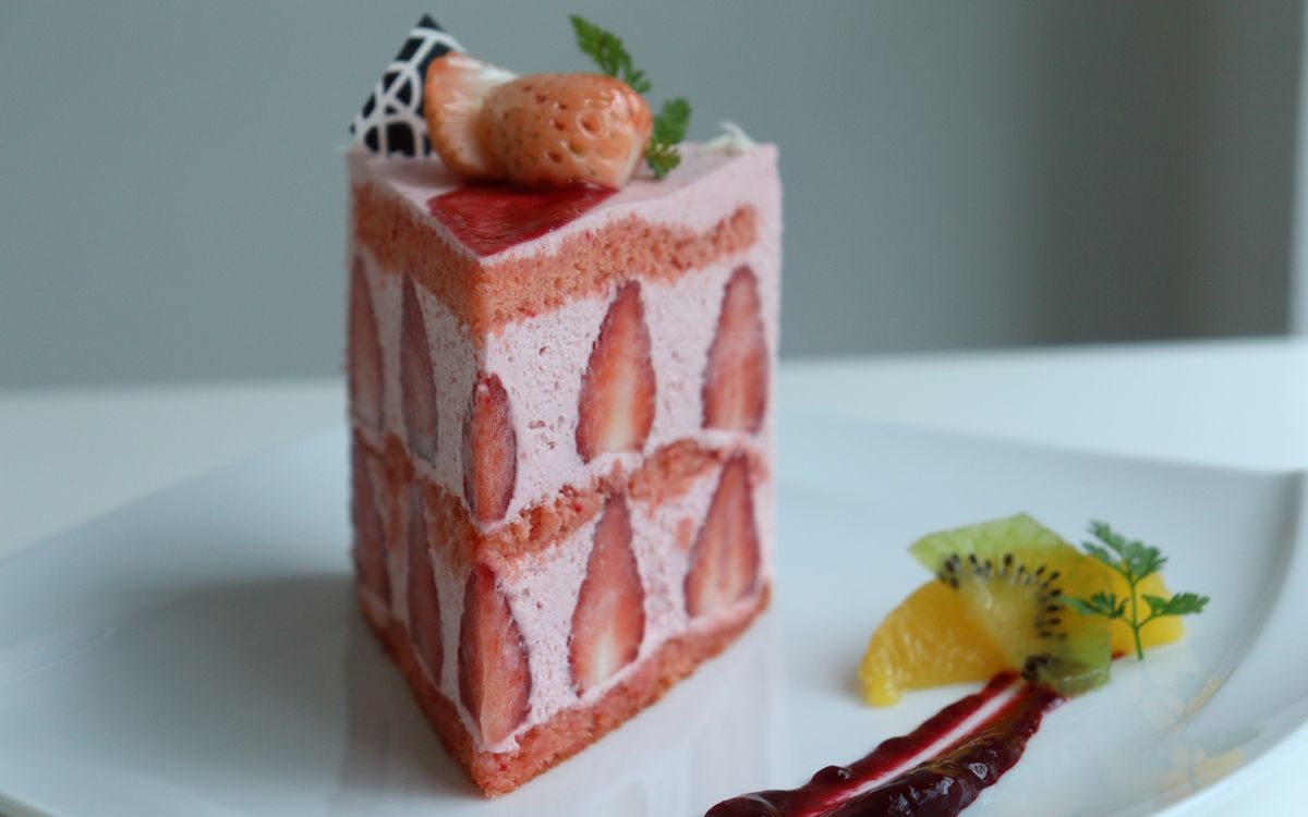 5月中旬まで。京都「パティスリー洛甘舎」若き女性シェフが作り出す、色が逆転したピンクのショートケーキ　連載：最高のショートケーキを求めてvol.04