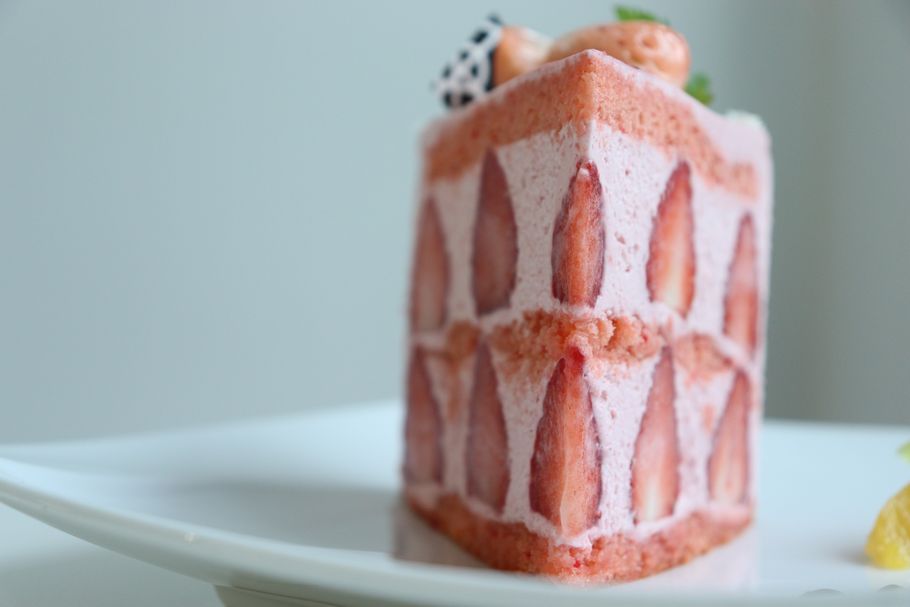 5月中旬まで。京都「パティスリー洛甘舎」若き女性シェフが作り出す、色が逆転したピンクのショートケーキ