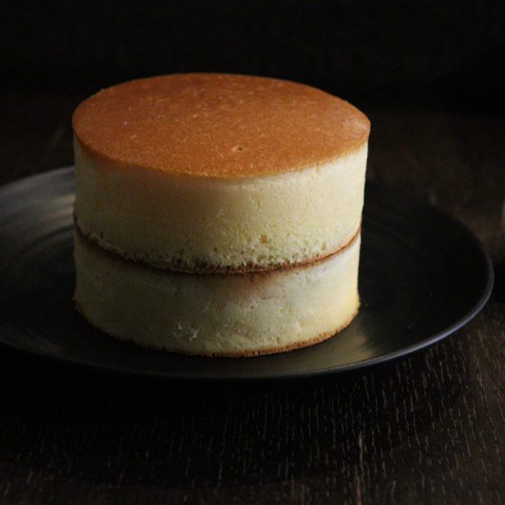 高さ3cm✕2段という圧倒的存在感のホットケーキ。5月にアニバーサリーを迎える湯島の「自家焙煎珈琲みじんこ」
